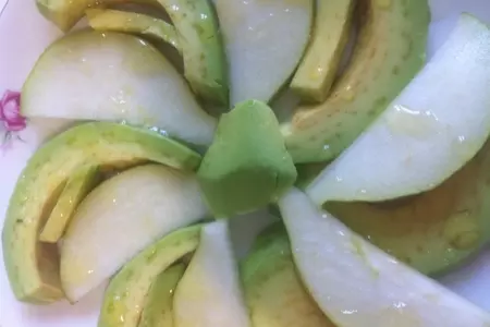 Салат с грушей, авокадо, пармезаном и орехами: шаг 3