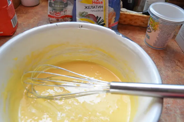 Бисквитный торт с ореховым кремом и бананами: шаг 2
