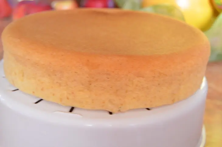 Бисквитный торт с ореховым кремом и бананами: шаг 5