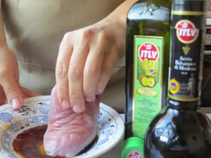 Салат  из утки с ягодным желе на подушке из руколлы: шаг 3