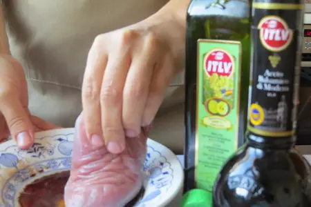 Салат  из утки с ягодным желе на подушке из руколлы: шаг 3