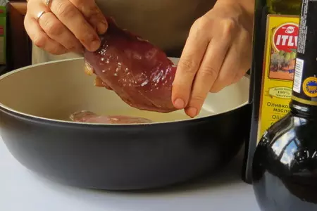 Салат  из утки с ягодным желе на подушке из руколлы: шаг 5