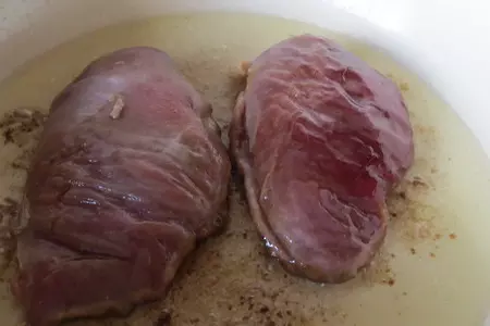 Салат  из утки с ягодным желе на подушке из руколлы: шаг 6