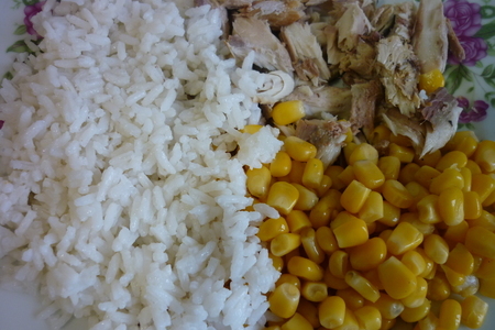 Салат рыбный с кукурузой и рисом: шаг 1