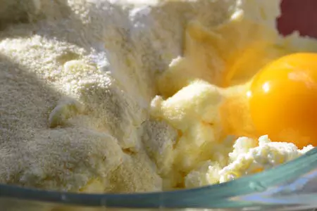 Сырники с шоколадом и вареной сгущенкой: шаг 2