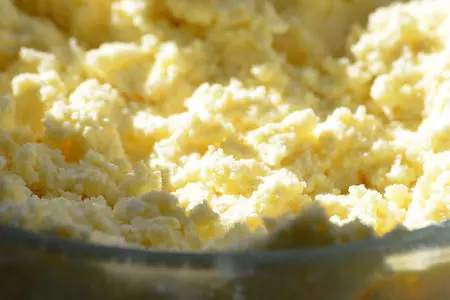 Сырники с шоколадом и вареной сгущенкой: шаг 3