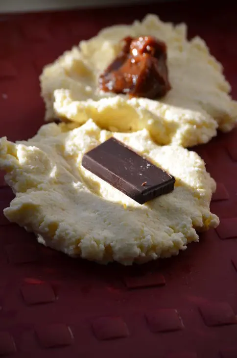 Сырники с шоколадом и вареной сгущенкой: шаг 4