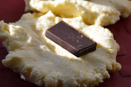 Сырники с шоколадом и вареной сгущенкой: шаг 4