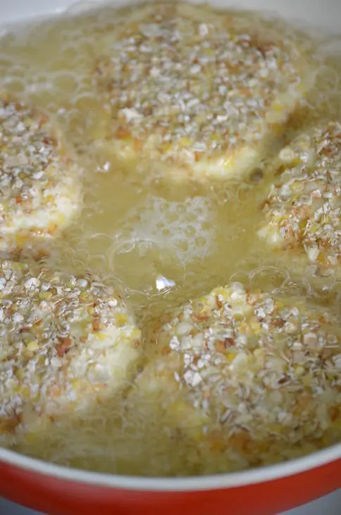 Сырники с шоколадом и вареной сгущенкой: шаг 6