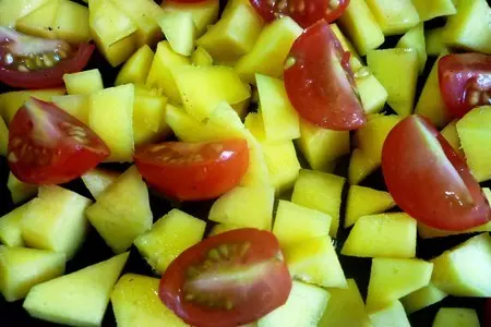 Салат  с лососем, черной смородиной, манго и черри: шаг 1
