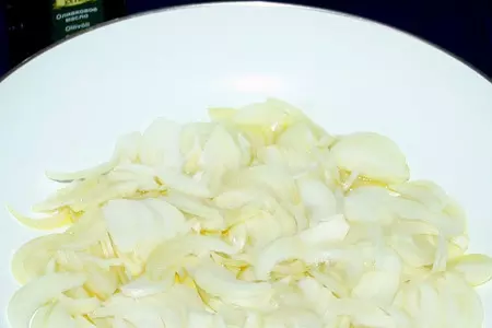 Лепешки с луком,оливками и томатным соусом: шаг 4