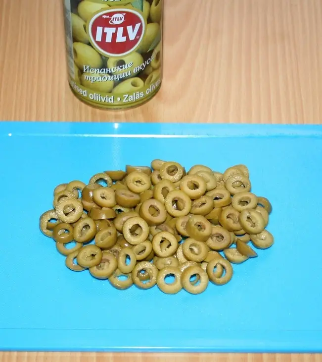 Лепешки с луком,оливками и томатным соусом: шаг 5