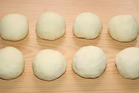 Лепешки с луком,оливками и томатным соусом: шаг 6
