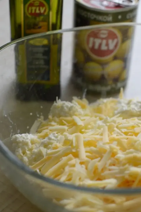 Творожная запеканка с оливками, вялеными томатами и розмарином: шаг 1