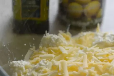 Творожная запеканка с оливками, вялеными томатами и розмарином: шаг 1