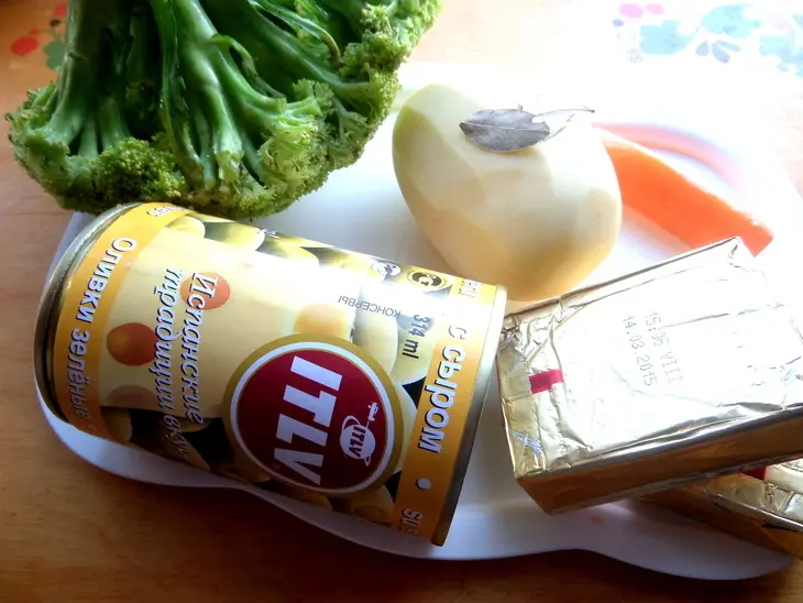 Сырный суп с овощами и оливками: шаг 1