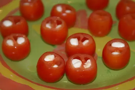Закуска с анчоусами и моцареллой в помидорках черри: шаг 3