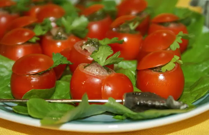 Закуска с анчоусами и моцареллой в помидорках черри: шаг 7