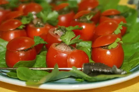 Закуска с анчоусами и моцареллой в помидорках черри: шаг 7