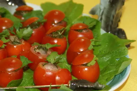 Закуска с анчоусами и моцареллой в помидорках черри: шаг 8
