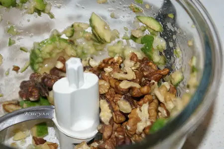 Конфеты из фейхоа с мёдом и орехами: шаг 2