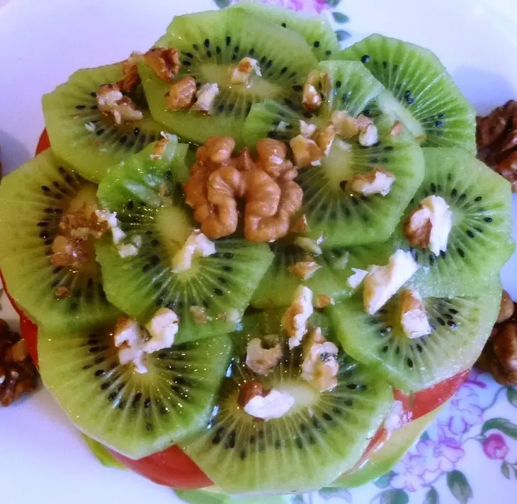Салат с авокадо,киви,томатом и грецкими орехами: шаг 3