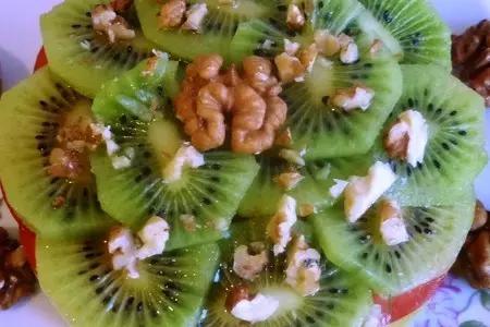 Салат с авокадо,киви,томатом и грецкими орехами: шаг 3