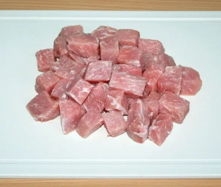 Свинина с овощами и оливками в горшочках: шаг 1