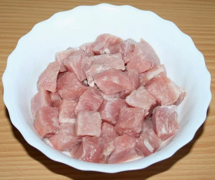 Свинина с овощами и оливками в горшочках: шаг 2