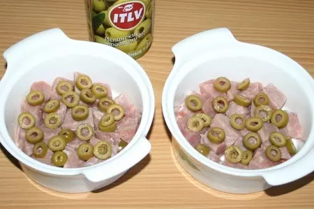 Свинина с овощами и оливками в горшочках: шаг 10
