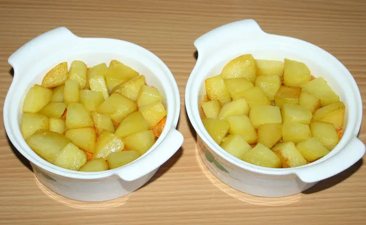 Свинина с овощами и оливками в горшочках: шаг 12