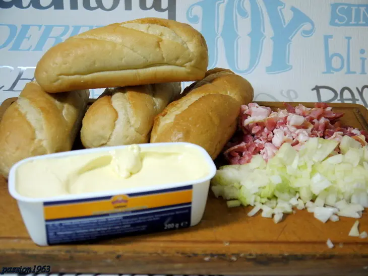 Горячие бутерброды с луком и беконом а ля фламмкухен: шаг 1