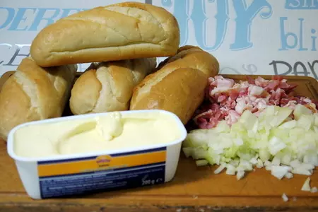 Горячие бутерброды с луком и беконом а ля фламмкухен: шаг 1