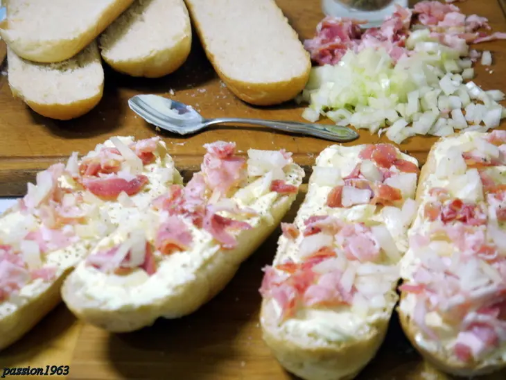 Горячие бутерброды с луком и беконом а ля фламмкухен: шаг 2