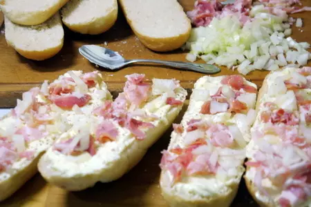 Горячие бутерброды с луком и беконом а ля фламмкухен: шаг 2