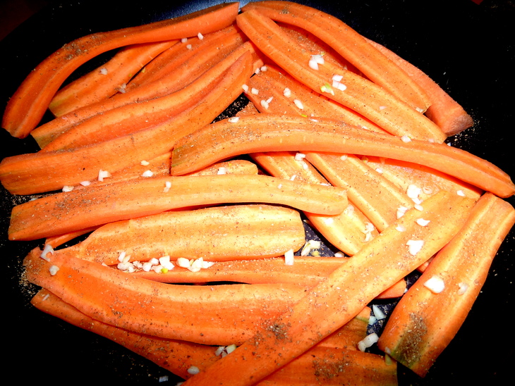 Салат с запечённой морковковью и курицей: шаг 1