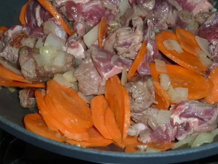 Сочная тушеная говядина (de boeuf  juteuse ragoût): шаг 2