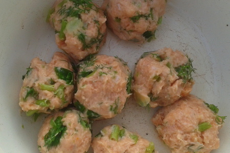 «салат с рыбными тефтельками и грецкими орешками»: шаг 5
