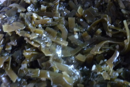 Салат из морской капусты и сельди: шаг 2