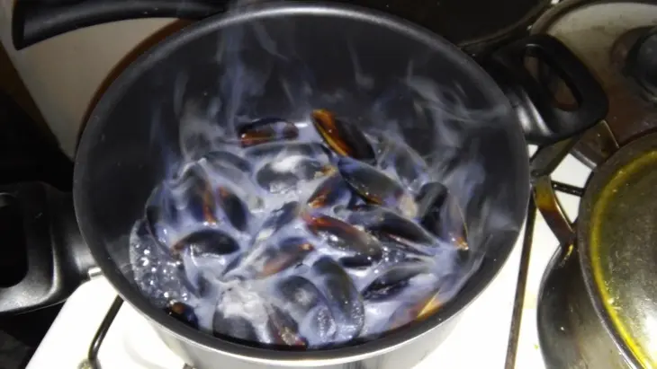 Мидии, запеченные с петрушечным песто.: шаг 1