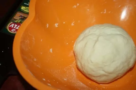 Пицца "сальчичон" с каперсами, маслинами и болгарским перцем: шаг 3