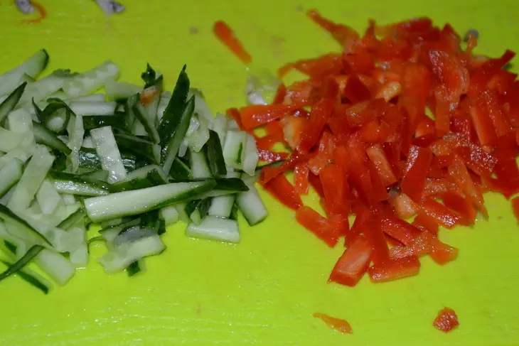 Салат с яйцом-пашот и морепродуктами: шаг 1