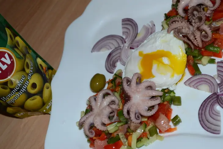 Салат с яйцом-пашот и морепродуктами: шаг 4