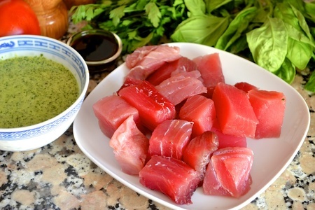 Средиземноморские шашлычки из тунца с острым томатным соусом: шаг 2