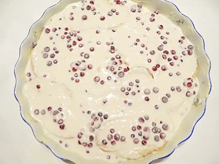 Бруснично-апельсиновая шарлотка из багета и сливочного сыра: шаг 10