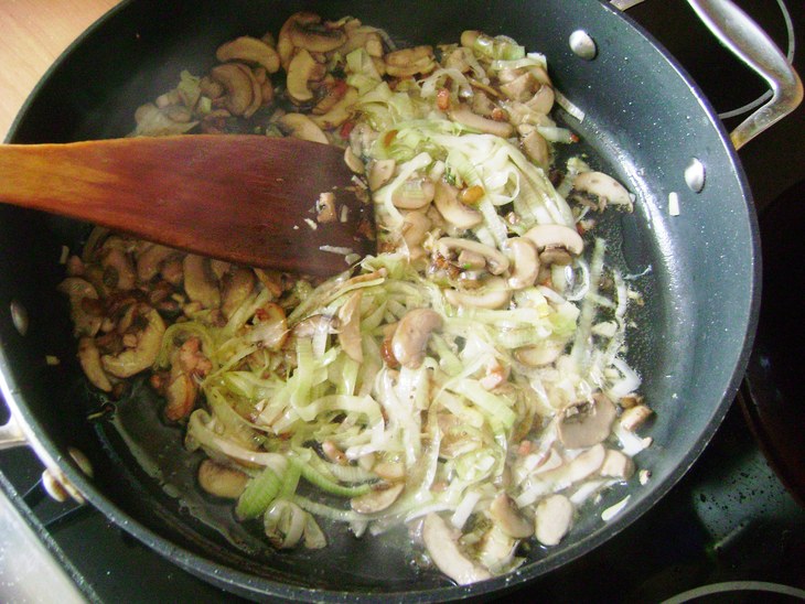  капеллини с грибами и баклажанами в сливочном соусе. capellini with eggplant and mushrooms.: шаг 2