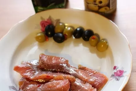 Закуска из лосося  с оливками и маслинами "букет": шаг 1