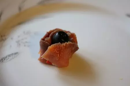 Закуска из лосося  с оливками и маслинами "букет": шаг 4