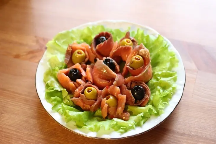 Закуска из лосося  с оливками и маслинами "букет": шаг 5
