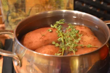 Теплый картофельный салат с бататом и зеленым луком: шаг 2